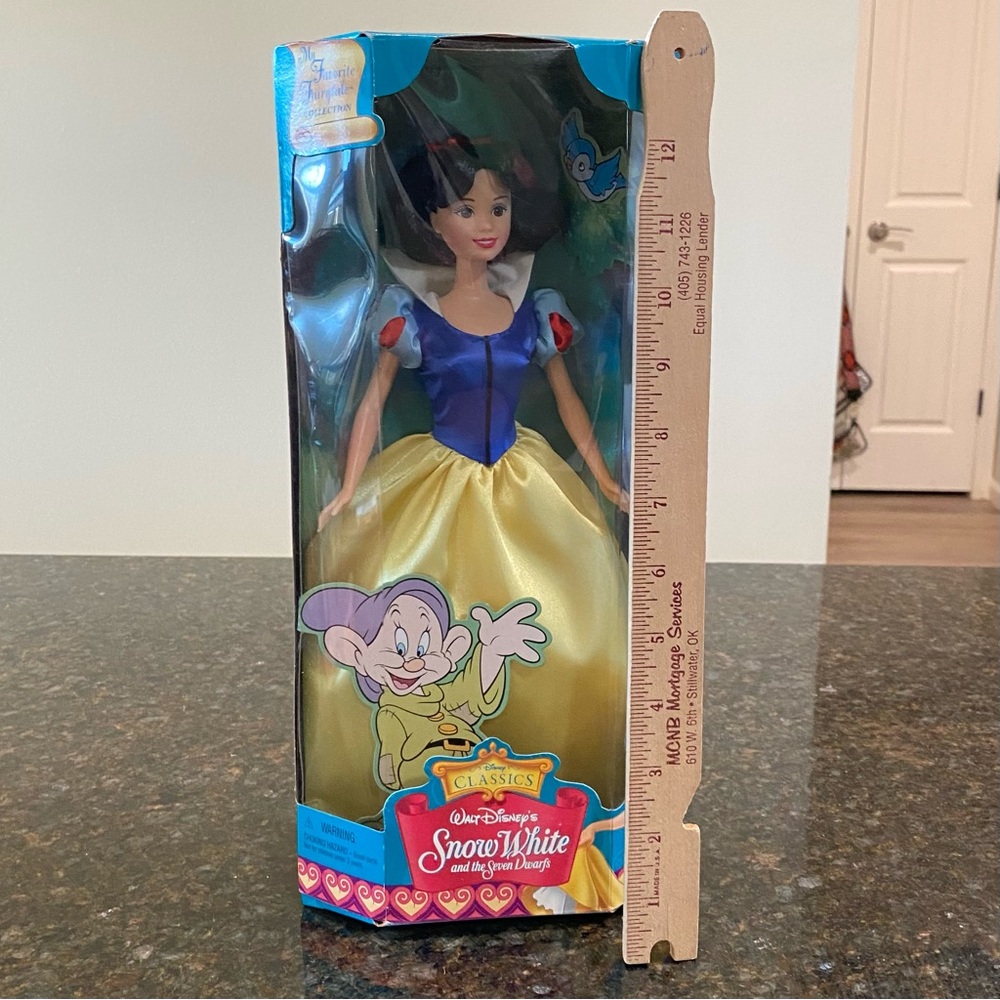 NIB Vintage Snow White doll, classic Disney princess, fairytale collection, 1998